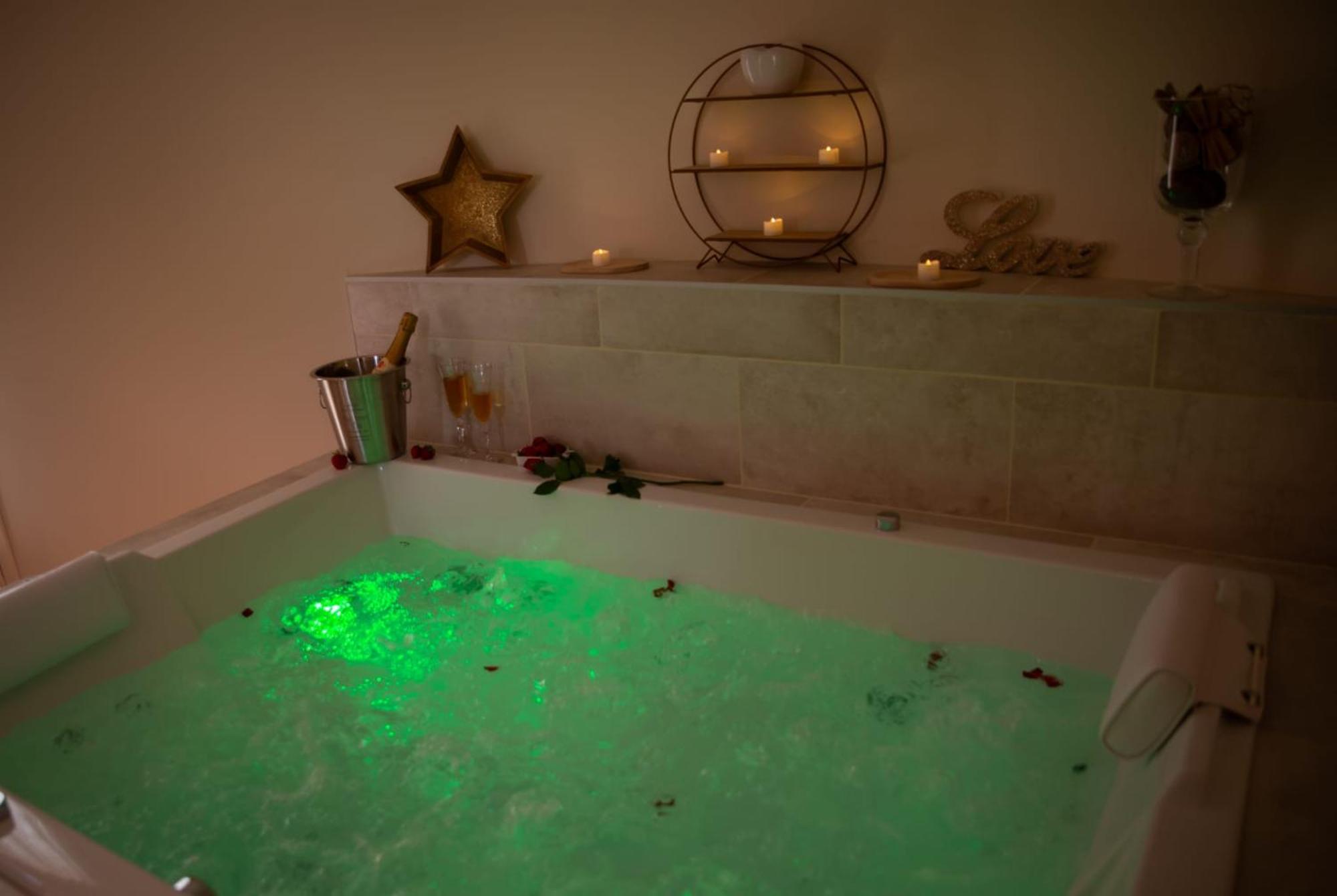 Le Mas Aux Amoureux , Suite Romantique Et Spa Le Barcarès エクステリア 写真